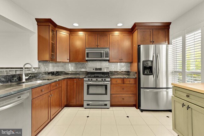 Building Photo - 1249 Quaker Hill Dr