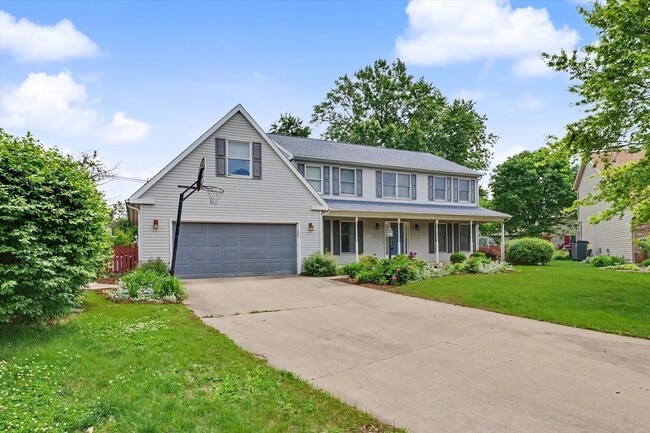 Building Photo - 6 Bedroom home with Fenced Yard - Available 07/01/2026