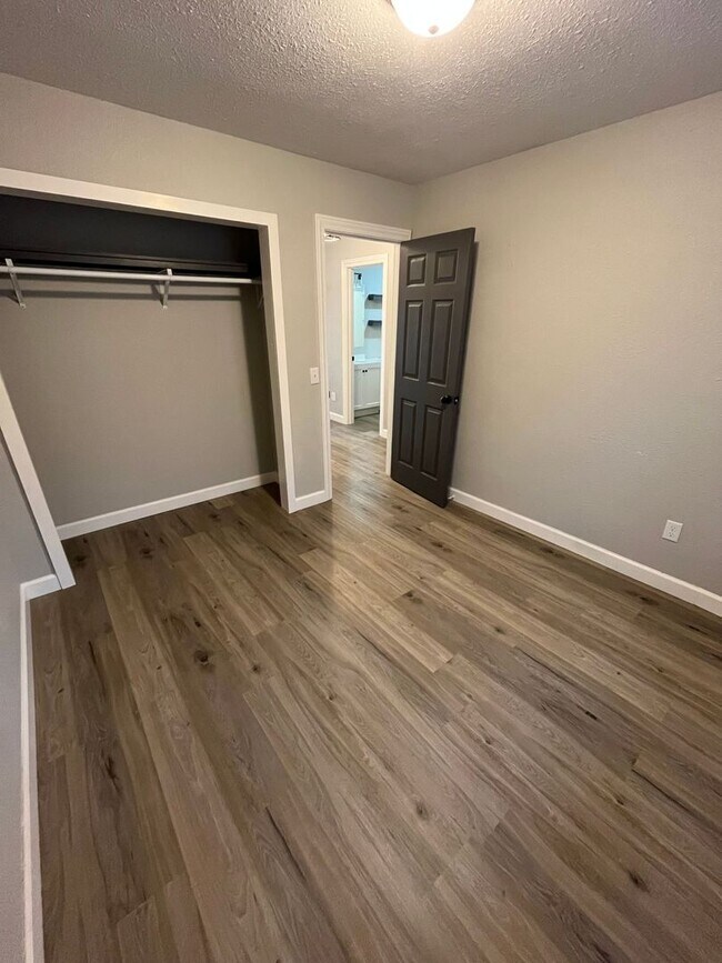 Foto del edificio - 2 Bedroom Apartment on Lake Treeline in Four Seasons