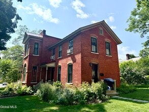 Building Photo - 302 Nelson Ave