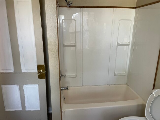 624 Upstairs Bath #1 - 626 Palean St