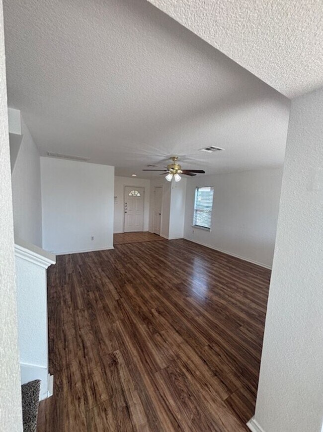 Foto del edificio - Move-In Ready 4-Bedroom Home with New Floo...