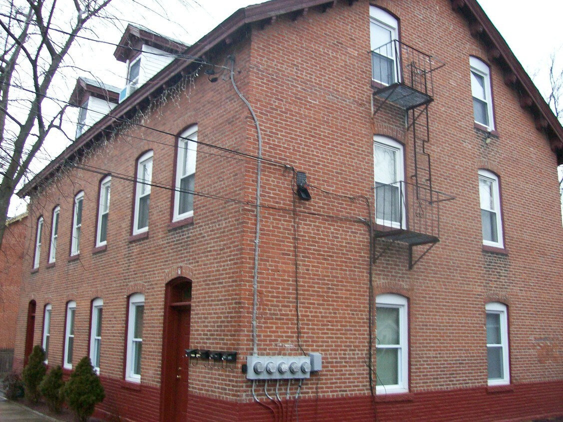 Primary Photo - 7 Woodward St