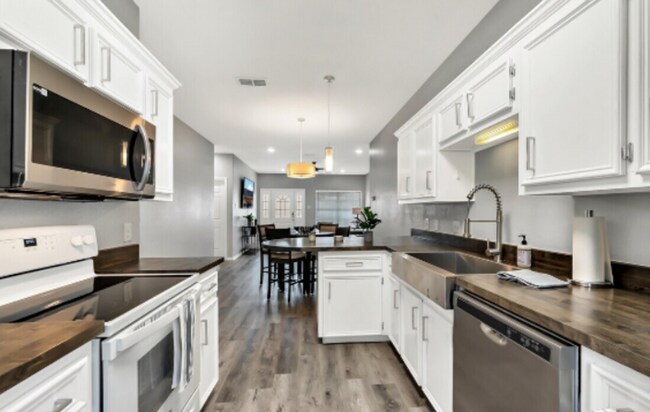 Building Photo - Partially Furnished 4 bed 4 bath near campus!
