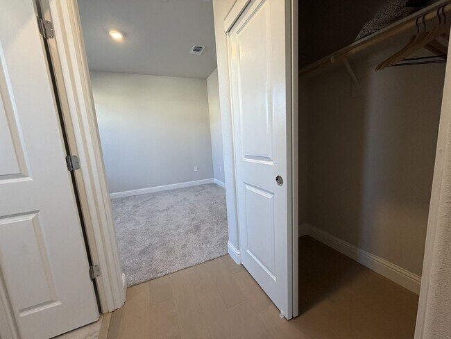 Foto del edificio - Beautiful 5 bedroom, 2 bathroom 2 story home in Rancho Cordova