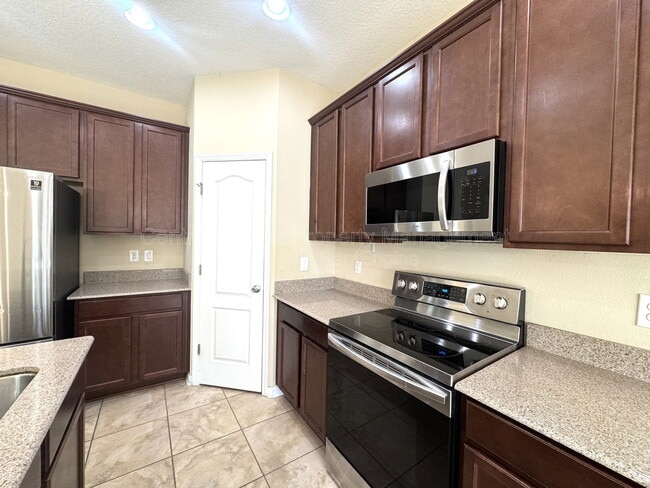 Building Photo - 215 Lakeshore Dr