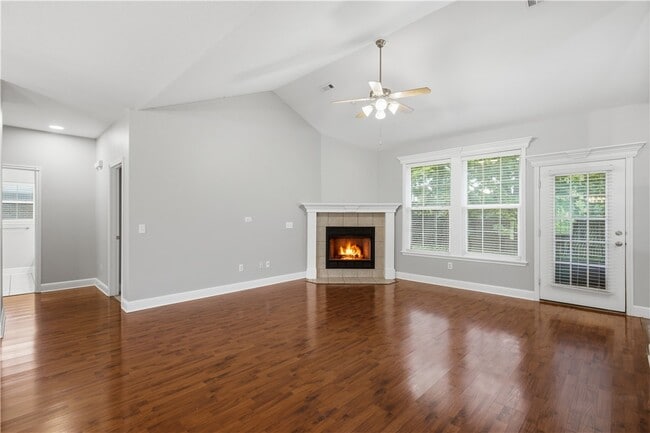 Building Photo - 305 NW Palomino St
