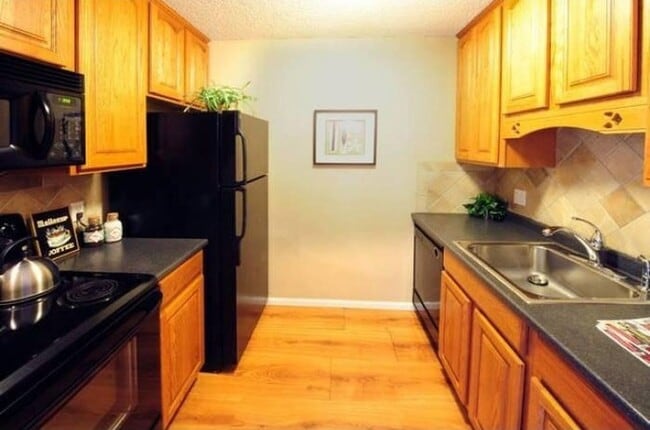 Building Photo - Charming 2-Bedroom Condo Just Steps from C...