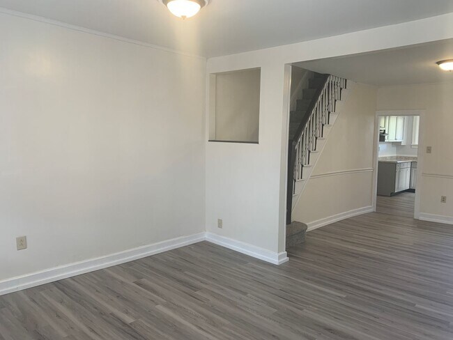 Building Photo - East End 3 Bedroom House with yard and par...