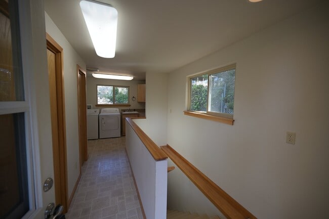 Building Photo - Beautiful water view home in Diamond Point...