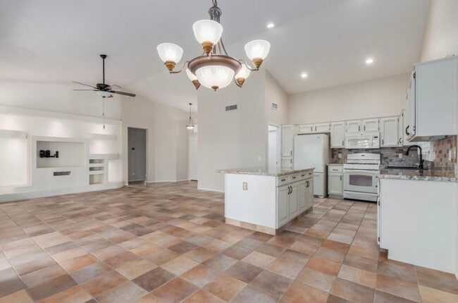 Building Photo - 15089 W Verde Ln