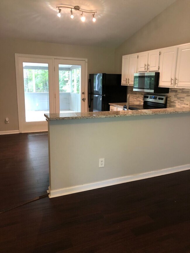 Foto del edificio - Charming 3BR Home with Screened Porch & La...