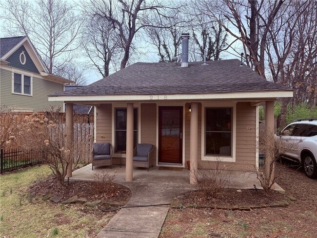 Building Photo - 218 E Maple St