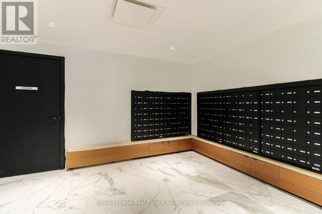 Photo du bâtiment - 2300-2300 St Clair Ave W