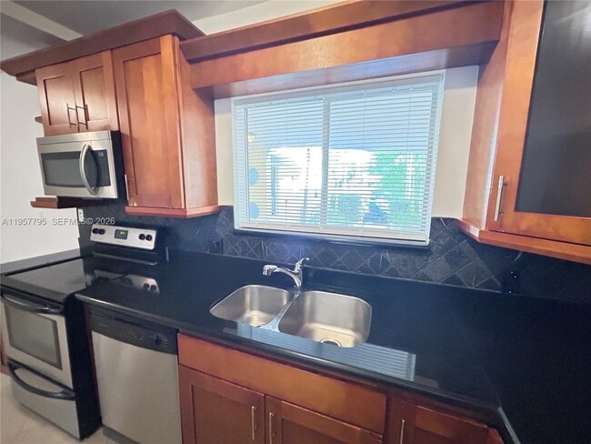 Foto del edificio - 2880 Pine Tree Dr