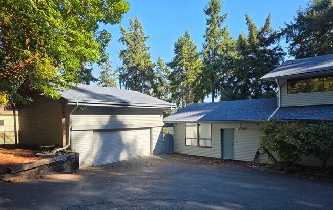 Foto del edificio - Waterfront Home in Illahee!