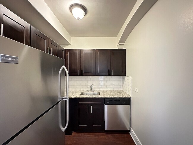 Building Photo - 6748 N Ashland Ave