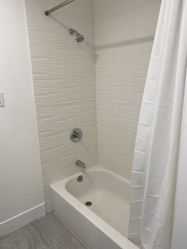 Newly remodeled bathtub - 2231 Ellendale Pl