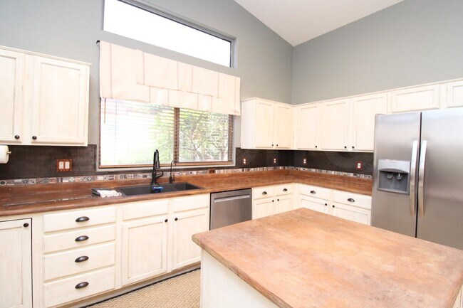 Building Photo - 9112 E Hillview Cir