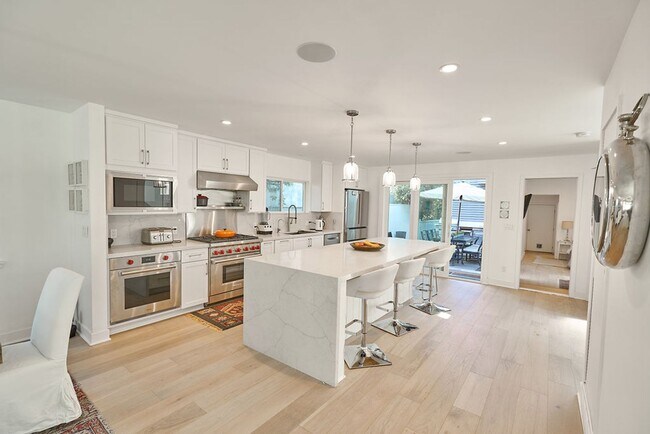 Building Photo - Spend the Holiday in Style | Fully Furnish...