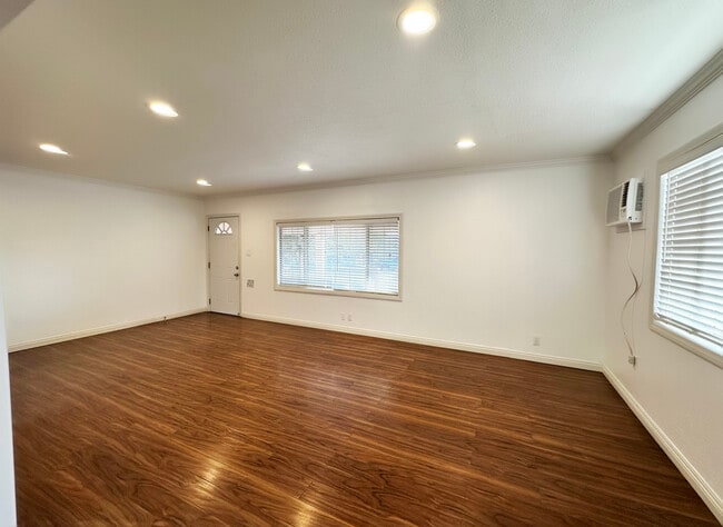 Sala de estar de la unidad 1 - 437 E 8th St