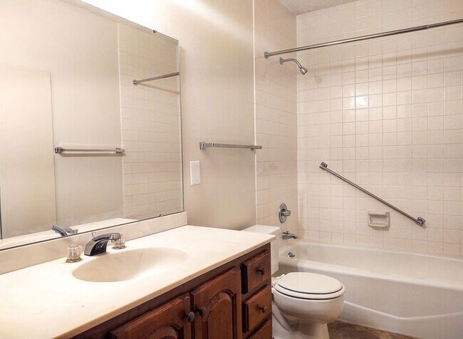 Building Photo - $1,195 | 2 Bedroom, 2 Bathroom Condo| PET ...
