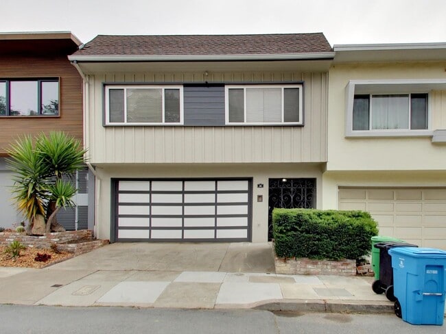 Building Photo - 4BR Home with Jaw-Dropping Views, Garage, ...