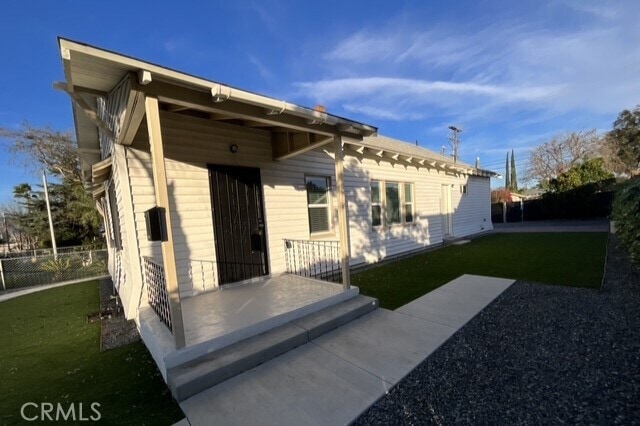 Foto del edificio - 405 Ramona Ave