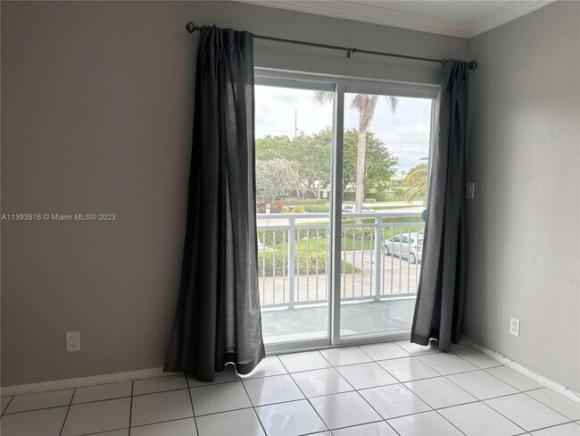 Building Photo - 405 S Pine Island Rd