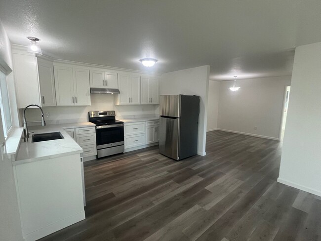 Building Photo - Newly remodeled 3 bedroom 2 bathroom Singl...