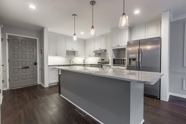 Building Photo - 8361 Somerset Dr