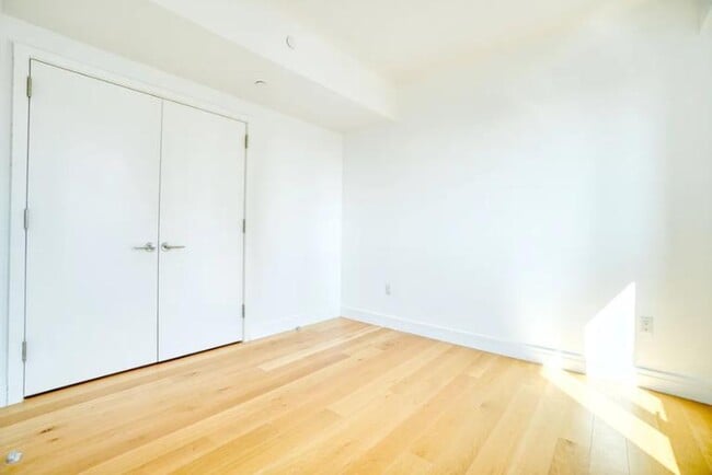 Building Photo - 1 bedroom in LONG ISLAND CITY NY 11101