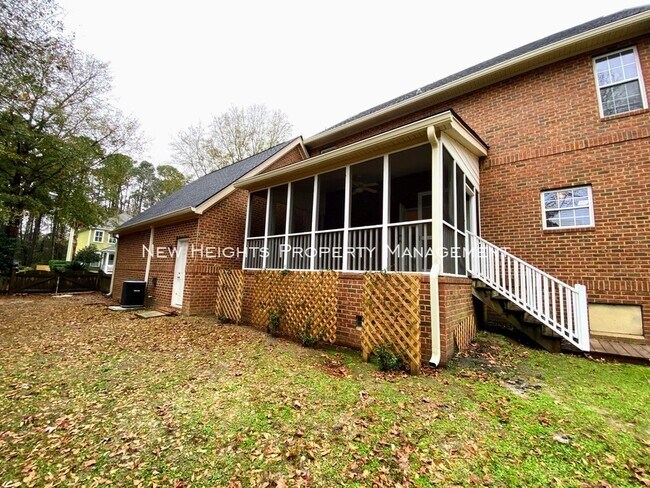 Building Photo - Lovely home in Hamlet Square