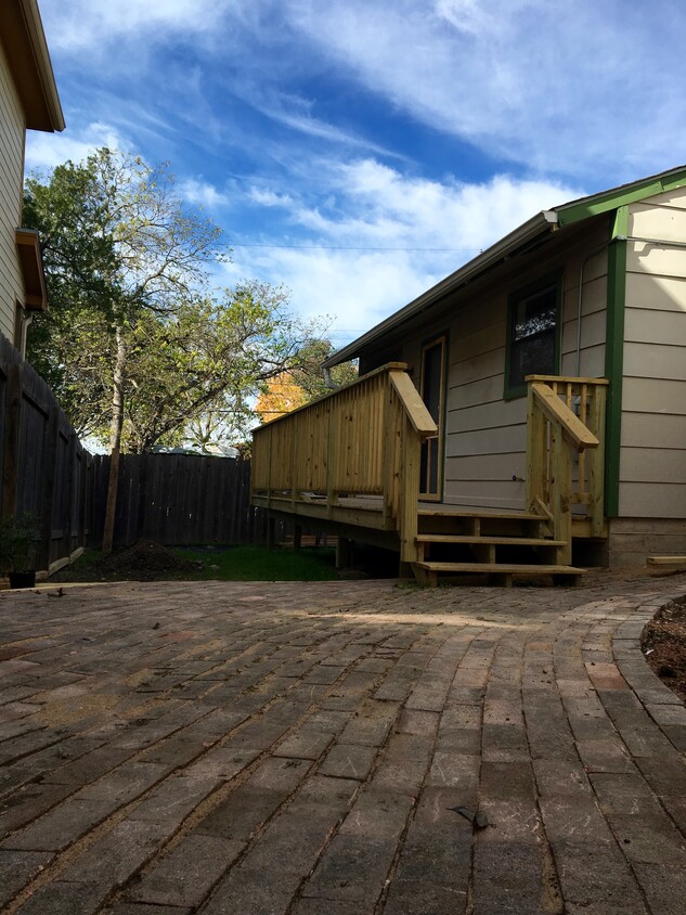 Fenced yard, new deck - 5402-B Roosevelt Ave