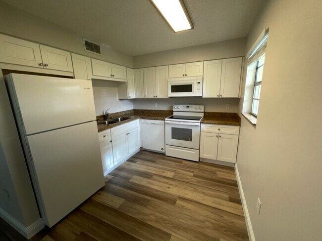 Foto del edificio - ANNUAL RENTAL - POINCIANA-2 BED / 1 BATH