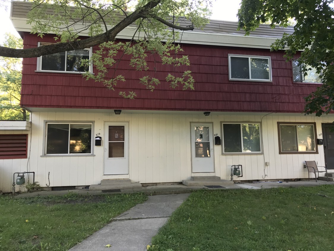 Primary Photo - 221 S Rosedale Ave