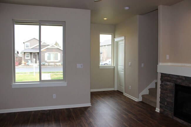 Building Photo - Beautiful Parkland Townhome in SW Redmond