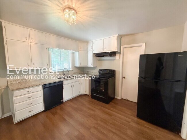 Foto del edificio - 9825 Maple Ln
