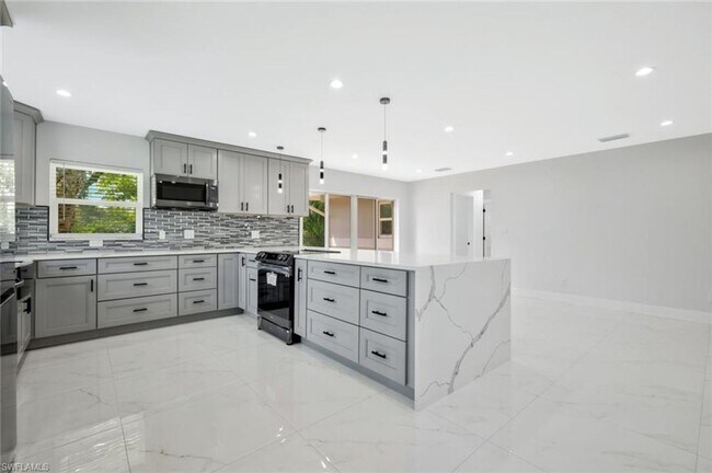 Foto del edificio - Absolutely Beautiful Gulf Access Pool Home...