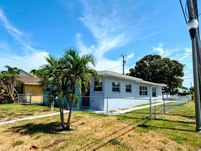 Building Photo - 628 Monroe Dr
