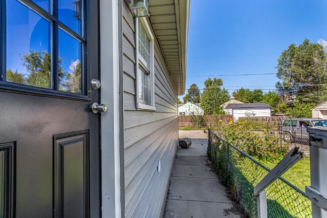 Building Photo - Stunning 1-bedroom, 1-bathroom garden leve...