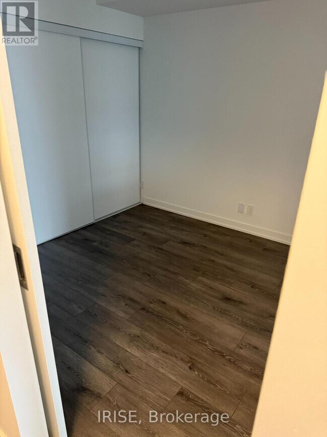 Photo du bâtiment - 2 Manderley Dr