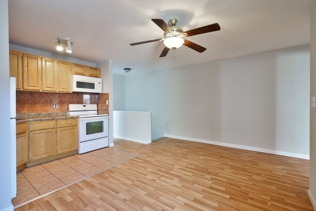 Building Photo - 1440 W Grange Ave