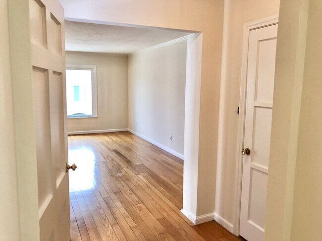 Building Photo - Light Filled, Remodeled 2Br/1Ba Miraloma H...