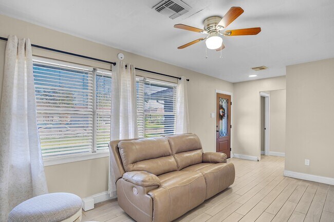 Foto del edificio - 3306 Earl St