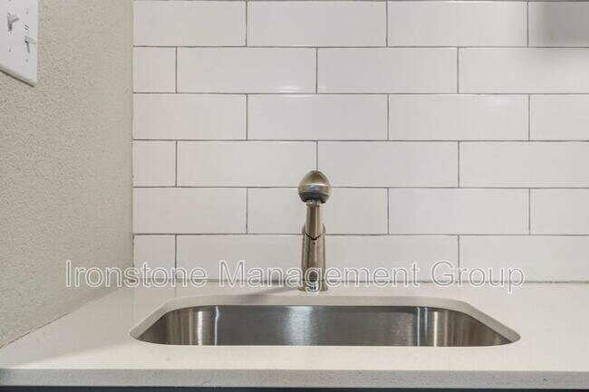 Foto del edificio - 2618 E 8th St