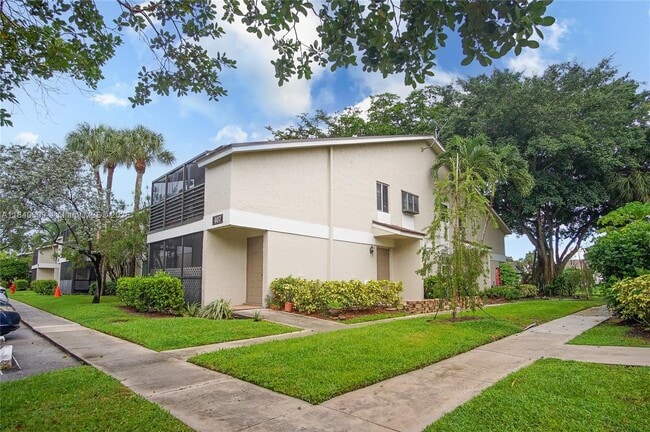 Building Photo - 407 Gardens Dr