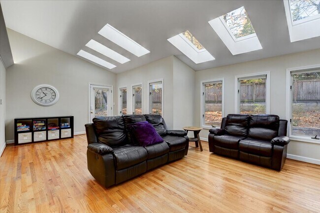 Building Photo - Incredible 5 bed 4 bath home with garage a...