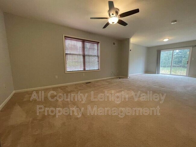 Foto del edificio - 1355 Mohr Cir