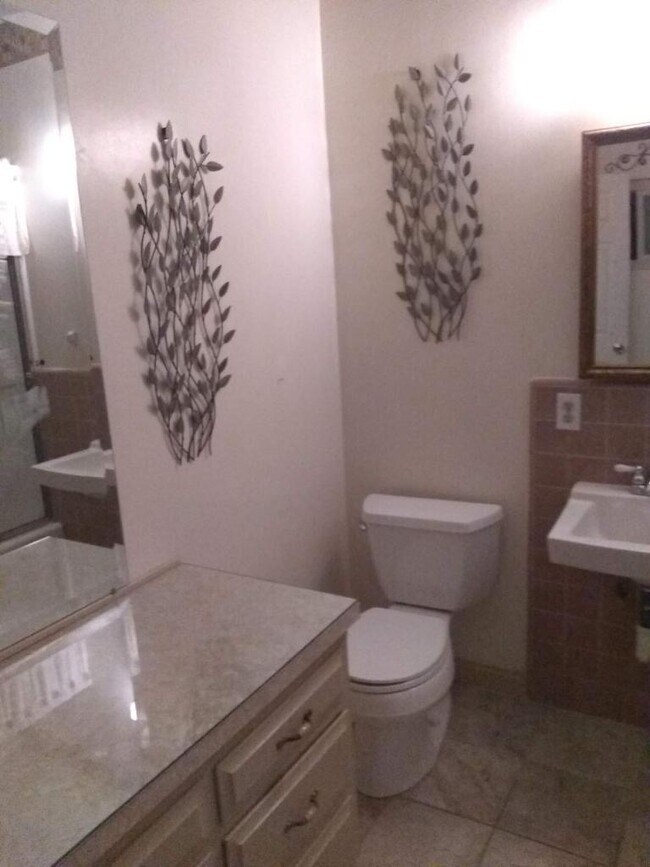 Foto del edificio - 1292 N Laurel Ave